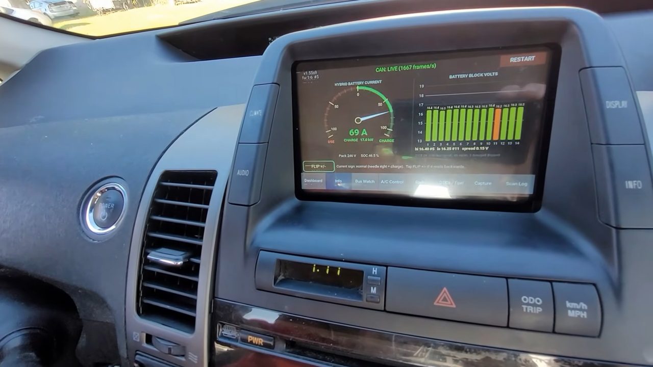 Hybrid battery current gauge and battery block voltage bars